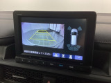 リバースギアに入れるだけで後方の表示へ切り替わります。夜間や雨の日の駐車も楽になりますよ。