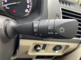 【オートライトシステム】車外の環境に合わせてライトを点灯します。トンネル入り口では瞬時に点灯するなど、点灯、消灯を車外の明るさに応じて行います。