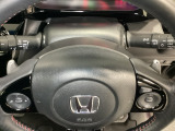 ステアリングの裏側、左右にパドルシフトがついています。右が+、左が-の操作でシフトチェンジを行い、エンジンブレーキなどのマニュアル操作ができます。