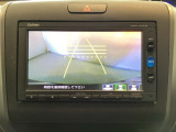 バックでの車庫入れも安心です! リアカメラが付いているバックモニター付のナビを装備しております。操作線もついており距離感も画面から確認できます。