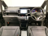 車内は光触媒抗菌消臭施工済です。インパネ周りはスタイリッシュなデザインで機能や装備も充実しています。グローブボックスやカップホルダーのほかにトレーなどたくさんの収納スペースが付いています。