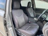 運転席まわりには十分なスペースがあり、大柄な方でもゆったり運転していただける環境です。