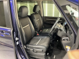 乗降がしやすい運転席。高さが調節できて小柄な方でもベストポジションをとることができます。