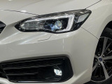 【LEDヘッドライト】悪天候や夜間走行時も良好な視界を確保し安心して運転できる高輝度LEDヘッドライトを装備!点灯速度が早く、消費電力も抑えられています。