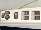 【電動格納ミラー】サイドミラーは電動格納式となっており、狭い駐車場でもキズがつくリスクを抑えられます。