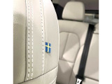 運転席シートにはさりげなくVOLVOの母国スウェーデンの国旗が。