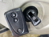 【キーフリーシステム】カバンやポケットに入れたままでもドアの施錠・解錠が可能なスマートキーを装備。エンジンのオン・オフ時もカギを取り出す必要が無いからとっても便利です♪