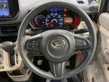 インテリアに合わせたデザインのステアリングは、運転される方のことも考え、運転しやすい形状、大きさです。是非一度、実際に触ってお確かめください。