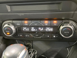 【オートエアコン】一度お好みの温度に設定すれば、車内の温度を検知し風量や温度を自動で調整。暑い…寒い…と何度もスイッチ操作をする必要はありません。快適な車内空間には必須の機能ですね♪