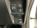 ハンドルの右側にはヘットライトリベライザーとHondaセンシング用のメインスイッチがついています。ヘッドライトリベライザーは道路状況や積荷の加重に応じてライトの高さを調節できます。