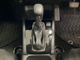 CVT車のセレクトレバーです。低速から高速まで、変速ショックのないスムーズな走りと、エンジン効率のよい領域を維持して燃費にも貢献します。サイドブレーキはスイッチ操作の電子制御パーキングブレーキです。