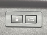 【パワーバックドア】スマートキーや運転席のボタンを押すだけでリアゲートが自動で開閉します!荷物を持っている時や、高い位置にあるバックドアを閉める際に便利な機能です♪