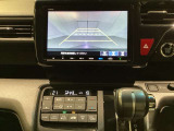 バックでの車庫入れも安心です! リアカメラが付いているバックモニター付のナビを装備しております。操作線もついており距離感も画面から確認できます。