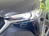 【LEDヘッドライト】悪天候や夜間走行時も良好な視界を確保し安心して運転できる高輝度LEDヘッドライトを装備!点灯速度が早く、消費電力も抑えられています。