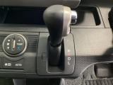 CVT車のセレクトレバーです。低速から高速まで、変速ショックのないスムーズな走りを実現するとともに、エンジン効率のよい領域を維持することで燃費にも貢献します。