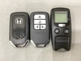 スマートキー付きですからドアロックの開閉およびエンジンスタートが楽々です。電動スライドドアの開け閉めもボタンで操作できます。加えて、純正リモコンエンジンスターター用の操作キーもついています。