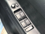 【電動格納ミラー】サイドミラーは電動格納式となっており、狭い駐車場でもキズがつくリスクを抑えられます。