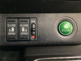 リアドアは乗り降りに便利な両側電動スライドドアです。また運転席に座っていながらスイッチ操作で自在にスライドドアを開け閉めできます。燃費に役立つECONボタンもここです。