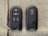 手荷物が多いときでも、スマートキーをバッグやポケットに携帯していれば、キーを取り出すことなくドアの解錠・施錠ができます