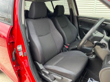 運転席まわりには十分なスペースがあり、大柄な方でもゆったり運転していただける環境です。