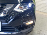 【LEDヘッドライト】悪天候や夜間走行時も良好な視界を確保し安心して運転できる高輝度LEDヘッドライトを装備!点灯速度が早く、消費電力も抑えられています。