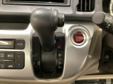 CVT車のセレクトレバーです。低速から高速まで、変速ショックのないスムーズな走りを実現するとともに、エンジン効率のよい領域を維持することで燃費にも貢献します。