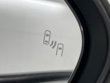 【ブラインドスポットモニター】走行中、ドアミラーの死角になりやすい箇所に後続車が接近するとサイドミラーのレンズに警告を表示!ドライバーに注意喚起をしてくれます。
