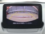 カラーで後方映像をモニターに映し出してくれるので、ショッピングモールのような狭い駐車場であったとしても障害物を見つけ、楽々駐車することができますね。