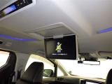 後席用モニターが付いているので、長距離ドライブなどの移動でも退屈しないでいいですね。
