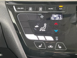 【オートエアコン】一度お好みの温度に設定すれば、車内の温度を検知し風量や温度を自動で調整。暑い…寒い…と何度もスイッチ操作をする必要はありません。快適な車内空間には必須の機能ですね♪