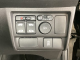 リアドアは乗り降りに便利な両側電動スライドドアです。また運転席に座っていながらスイッチ操作で自在にスライドドアを開け閉めできますハンドルの右側には安全装備のVSAの解除スイッチがついています。。