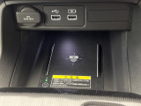 【置くだけ充電】置くだけでお持ちのスマートフォンを充電できます。