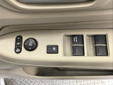 ドアミラーを室内からコントロールする事が出来るリモコンミラースイッチ付きです!