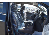 ゆったりとして機能的な装備が充実した運転席は走る喜びを感じられる快適空間です