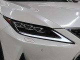 LEDヘッドランプにはアダプティブハイビームシステム「AHS」を採用。光検出カメラで車両検出をし、先行車や対向車に直接ハイビームを当てないように部分遮光します。