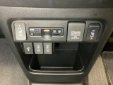 前席の左右別々のシートヒータースイッチが付いており、2段階で温度設定ができます。その間にアクセサリーソケットやETCが、下には充電可能なUSB端子が2個、外部入力用のUSB端子が1個ついています。