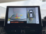 真上から見下ろしたような視点で車とその周囲を確認出来る画面と、車両後方を映し出すバックモニター画面の2つを表示してくれます。