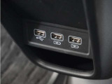 USB接続、スマートフォンの充電等にも便利なUSBチャージャー!使いやすい場所に装備されています。