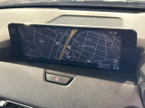 【12.3インチマツダコネクト】車内の雰囲気にマッチした大型ディスプレイ。スマホ接続でのナビ使用やBluetooth再生等、様々な機能が楽しめます。直感的なダイヤル操作が可能で、使い勝手も良好です。