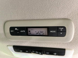 【リアオートエアコン】広い後部座席には必須の機能!風量や温度を自動で調整し前席と同様な車内環境にしてくれるリアオートエアコンを装備。夏の暑さも冬の寒さもストレスなく快適にお過ごしいただけます♪
