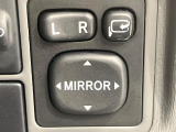 【電動格納ミラー】サイドミラーは電動格納式となっており、狭い駐車場でもキズがつくリスクを抑えられます。