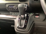 インパネシフトを採用しているので、前席の足元も広々としています。運転席と助手席の行き来もスムーズです!