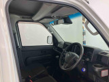 たとえばダイハツのお店にある、たくさんのスマアシ搭載車は、正常に作動する事をしっかり確認します。