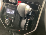 インパネシフトを採用しているので、前席の足元も広々としています。運転席と助手席の行き来もスムーズです!
