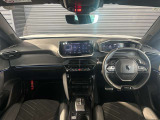 スッキリとまとめられた運転席周りで、運転を楽しくさせる内装です。まさにcockpitです!