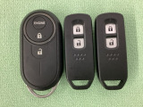 スマートキーを装備しています。鍵を差し込むことなくドアロックの開け閉めと、スタートボタン操作でのエンジンスタートができます。加えて、純正リモコンエンジンスターター用の操作キーもついています。