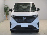 フロントカメラで前方の車両や歩行者を検知。万一、ドライバーが安全に減速できなかった場合には、自動的に緊急ブレーキを作動させて衝突を回避、または衝突時の被害や傷害を軽減します。