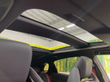 【パノラマルーフ】大型のガラスルーフ搭載で車内の解放感が一気にアップ!開放的なドライブをお楽しみいただけます。