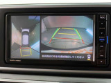 パノラミックビューモニター付きです。車両を上から見たような映像をモニター画面に表示。運転席からの目視では見にくい、車両周辺の状況をリアルタイムでしっかり確認できます。