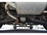 車両後方からの下回りです。マフラー防錆塗装や下回り防錆施工等も可能でございます。